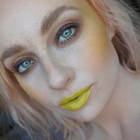 Tren Pakai Blush On Warna Kuning di Pipi, Aneh atau Inovatif?