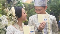 Rinni Wulandari dan Jevin Julian memamerkan buku nikah mereka. Foto: Febry/detikHOT