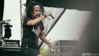 Di lagu-lagu selanjutnya, penonton yang semakin panas tampak tak kehabisan energi menggerakan kepalanya untuk headbanging. Foto: Hanif/detikHOT