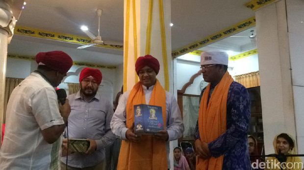 Anies mendapat kejutan ulang tahun dari warga Hindu Sikh.