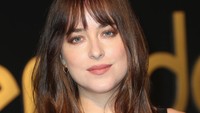 Dakota Johnson tampil seksi saat hadir dalam acara tersebut. Foto: Frederick M. Brown/Getty Images