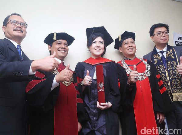 Tina Toon Wisuda S2 Magister Ilmu Hukum