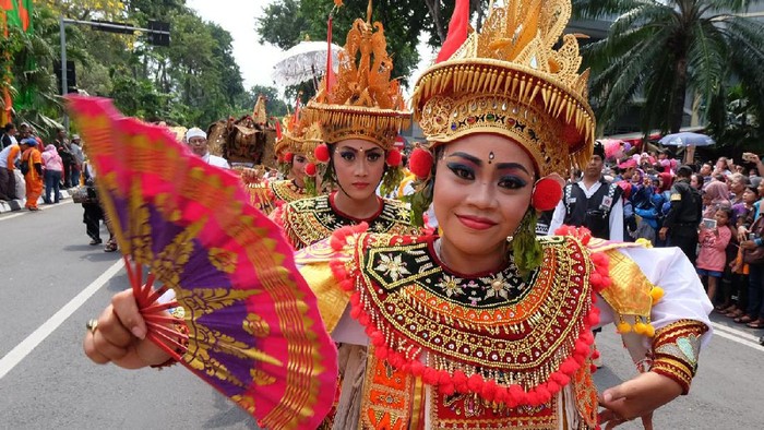 Parade Budaya dan Bunga dalam rangka Hari Jadi ke 724 Kota Surabaya digelar, Minggu (7/5/2017). Start dari Tugu Pahlawan dan berakhir di Taman Bungkul.