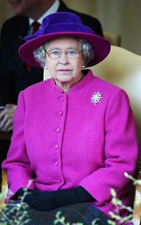 Ratu Elizabeth Selalu Pakai Baju Warna Terang, Alasannya Bikin Terharu