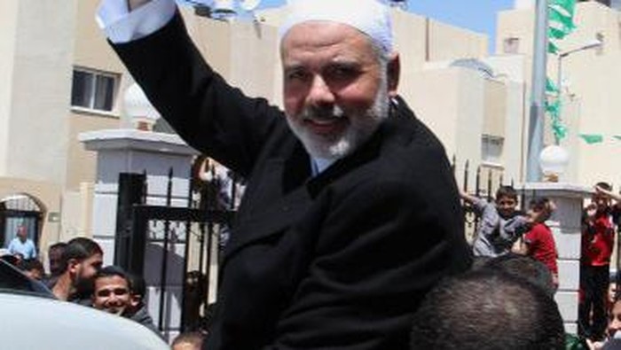 Senior Hamas leader Ismail Haniyeh, flashes the sign for victory after giving a speech during Friday prayers in the southern Gaza Strip town of Rafah on May 1, 2015. AFP PHOTO / SAID KHATIB / AFP PHOTO / SAID KHATIB