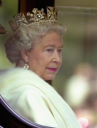Dukung Anti Kekerasan Pada Hewan, Ratu Elizabeth II Stop Pakai Mantel Bulu