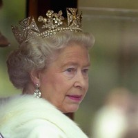 Berdasarkan pengamatannya, pilihan Ratu untuk menghabiskan liburan musim panas di tempat bersuhu dingin turut berkontribusi pada kesehatan kulitnya.  Dia tidak terlalu tertarik dengan suasana liburan musim panas, dan lebih memilih untuk menghabiskanya di Skotlandia. Ini membuat kulitnya masih awet muda seiring berjalannya waktu, tambahnya. (Foto: Getty Images)