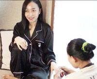 Rinni Wulandari sedang menicure pedicure