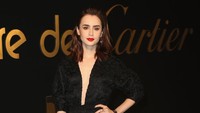 Lily Collins pun tampil seksi dengan gaun berbelahan dada rendah. Foto: Frederick M. Brown/Getty Images