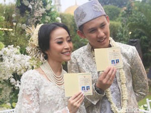 Foto: Rinni Pakai Kebaya Cantik IKAT Indonesia Saat Dinikahi Jevin Julian
