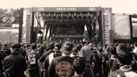 Para metalheads bersemangat untuk menonton penampilan musisi-musisi idola mereka. Foto: Hanif/detikHOT