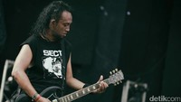Tak henti-hentinya sepanjang penampilan, Burgerkill mengajak penonton semakin bersemangat. Foto: Hanif/detikHOT