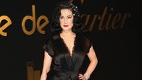 Dita Von Teese juga turut hadir dengan aksesoris di wajahnya. Foto: Frederick M. Brown/Getty Images
