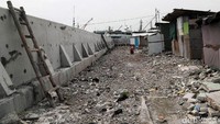 Tanggul pemisahkan kampung dengan laut.