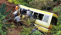Kecelakaan ini terjadi pada pagi hari Sabtu 6 Mei 2017 saat bus hendak menuju sungai Marera, di distrik Karatu. REUTERS/Emmanuel Herman.