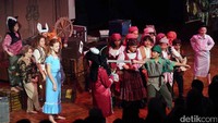 Pertunjukan teater yang dipersiapkan selama empat bulan meliputi penulisan naskah, tata musik, tata busana, lagu dan tarian pengiring.