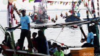 Sejumlah perahu nelayan dihias untuk mengikuti lomba.