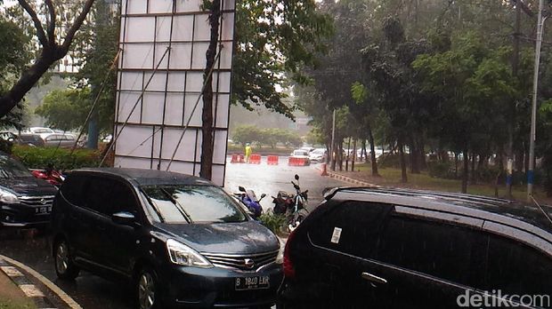 Ada Wisuda dan Pameran Keramik, Lalin depan JCC Senayan Macet