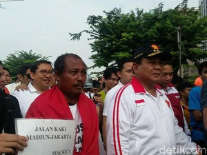 Eko Jalan Kaki dari Madiun Demi Anies, Prabowo: Luar Biasa
