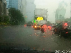 Ada Genangan di Jalan Gatsu arah Semanggi, Lalin Padat