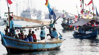 Kapal beriringan memasuki Dermaga Kali Baru, Muara Angke, Jakarta Utara, Minggu (07/05/2017).