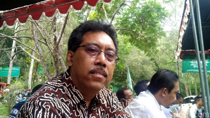 Afnan Hadikusumo, anggota DPD RI dari DI Yogyakarta saat menghadiri serasehan Alumni Pemuda Muhammadiyah, saat Milad ke-85 Pemuda Muhammadiyah di Makam Seniman Budayawan, Giri Sapto, Imogiri, Minggu (7/5/2017).