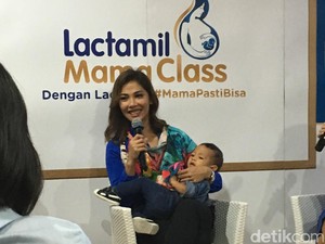 Saat Nadia Mulya Tak Malu Susui Putranya di Depan Umum