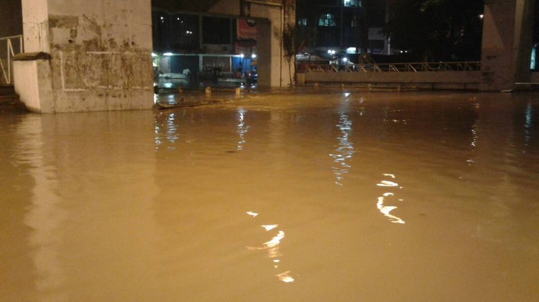 Banjir Di Bawah Flyover Cibodas Lalu Lintas Dialihkan