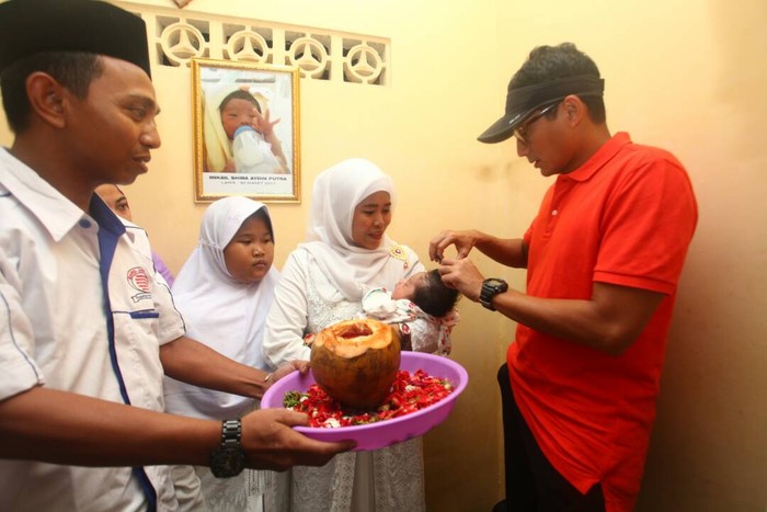 Sandiaga Jenguk Bayi yang Acungkan 3 Jari ala OK OCE Saat Pilgub