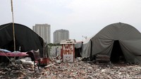 Sebuah WC umum di antara tenda darurat.