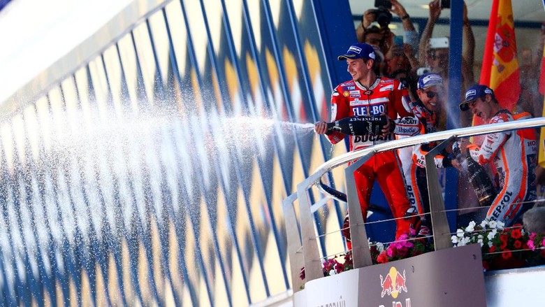 Podium Tiga yang Terasa bak Sebuah Kemenangan untuk Lorenzo Podium Tiga yang Terasa bak Sebuah Kemenangan untuk Lorenzo