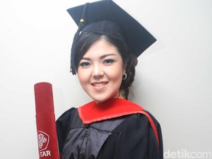 Tina Toon Ingatkan Tetap Harus Jeli dengan Kebersihan Makeup Artis