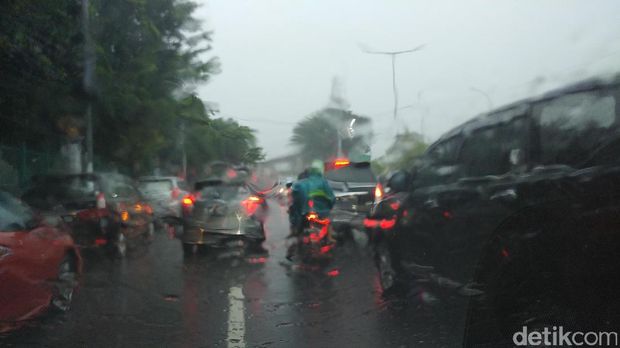 Genangan air di Jalan Gatot Subroto, Jakarta Selatan.