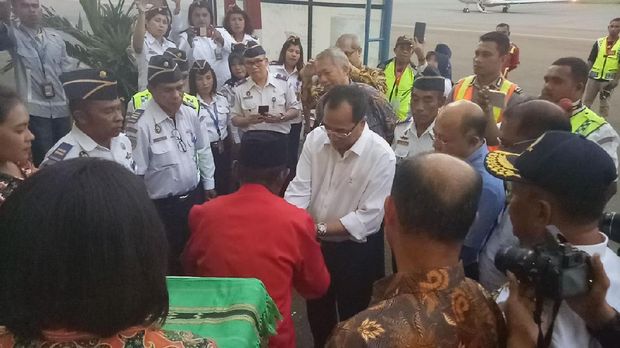 Menhub Budi Karya Sumadi di Pelabuhan Tual