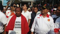 Eko Hadi sendiri tiba di Jakarta pukul 12.45 WIB. Dia mengatakan ini merupakan nazar yang dilakukannya ketika Anies-Sandi menang menjadi gubernur dan wakil gubernur terpilih.