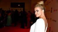 Carmen Electra datang mengenakan gaun putih yang memperlihatkan keseksiannya. Foto: Rich Fury/Getty Images
