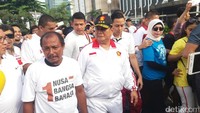 Eko juga membawa pesan dari warga Jalan Sarana Mulya, Gang Buntu, RT 5 RW 2, Madiun, Jawa Timur untuk Anies-Sandi.