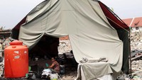 Mereka tinggal di tenda-tenda darurat.
