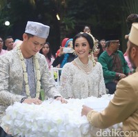 Penyanyi Rinni Wulandari sah menikah dengan musisi Jevin Julian pada Mei silam. Penampilan makeup saat Rinni menikah pun menuai kontroversi. Rinni diperbincangkan karena makeup matanya yang dinilai kurang sesuai. Tak sedikit netizen mengkritik bulu mata bagian bawah yang dipakai Rini tampak terlalu tebal sehingga tak natural. Foto: Febry/detikHOT