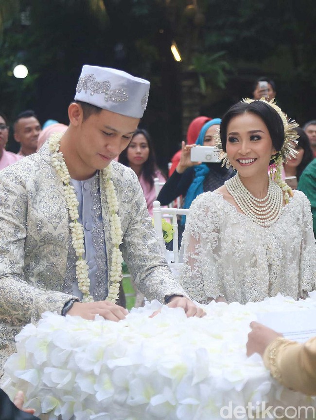 Penyanyi Rinni Wulandari sah menikah dengan musisi Jevin Julian pada Mei silam. Penampilan makeup saat Rinni menikah pun menuai kontroversi. Rinni diperbincangkan karena makeup matanya yang dinilai kurang sesuai. Tak sedikit netizen mengkritik bulu mata bagian bawah yang dipakai Rini tampak terlalu tebal sehingga tak natural. Foto: Febry/detikHOT