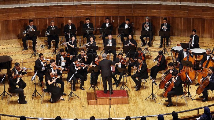 Pianis Jonathan Kuo akhirnya berduet dengan Penyanyi Isyana Sarasvati dalam konser musik Klasik bertajuk Vienna at The Turn of 19th Century di Jakarta. Isyana dan Jonathan Kuo diiringi Orkestra pimpinan Iswargia R. Sudarno dan berhasil membuat Aula Simfonia Jakarta bergema.