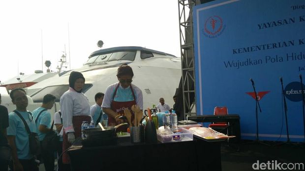 Begini Gaya Menteri Susi Masak Sup Pindang Gunung di Muara Angke