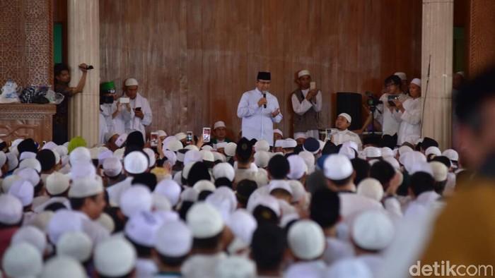 Hadiri Pengajian Ustaz Arifin Ilham, Anies Mohon Doa Restu