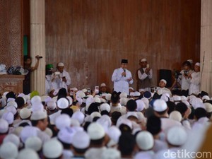 Hadiri Pengajian Ustaz Arifin Ilham, Anies Mohon Doa Restu