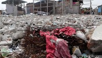 Sejumlah bangunan semi permanen kembali berdiri.