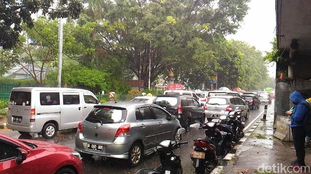 Ada Wisuda dan Pameran Keramik, Lalin depan JCC Senayan Macet