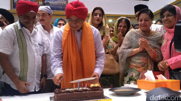 Anies mendapat kejutan ulang tahun dari warga Hindu Sikh.