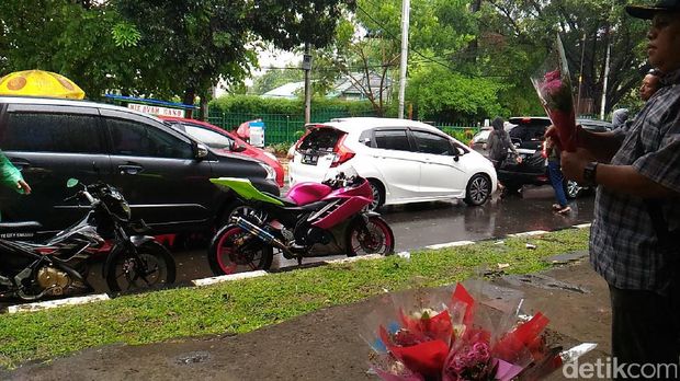 Ada Wisuda dan Pameran Keramik, Lalin depan JCC Senayan Macet