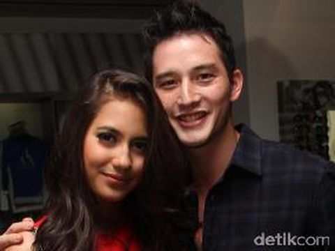 pevita pearce dan mike lewis mesra saat menghadiri sebuah acara