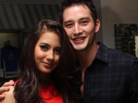 Pevita dan Mike Lewis